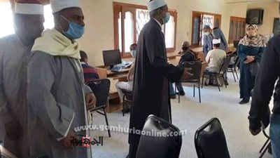 رئيس الأقصر الأزهرية يتابع الدورات التدريبية لتنمية مهارات الموجهين والمعلمين