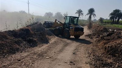 حملة لرفع المخلفات وصيانة كشافات الإنارة بقرى البحرى قمولا بقنا