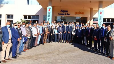 النقابة العامة للبترول تُكرم رئيس مدينة سفاجا في تقييم المؤتمر العمالى