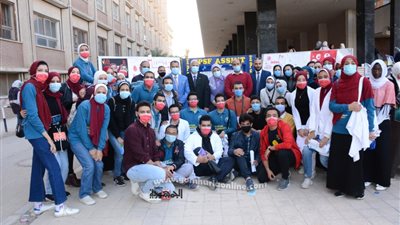 نائب رئيس جامعة أسيوط يتفقد حملة طلابية للتبرع بالدم والكشف عن الأنيميا لصالح مستشفيات أسيوط الجامعية