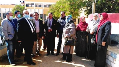 تفعيل مشروعات رأس المال لدعم مسيرة الإنتاج بمدارس التعليم الفنى بالوادى الجديد.صور
