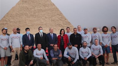 وزراء السياحة والرياضة والطيران يشهدون عرض قفز بالمظلات بسفح الأهرامات
