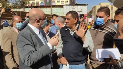 محافظ بني سويف يشرف على فتح مزلقان المديرية لعبور المشاة