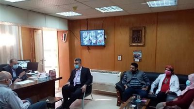 مدير التأمين الصحى يجتمع مع ادارة مستشفى المبرة ومديرها الحالى والسابق بعد ترقيتهما