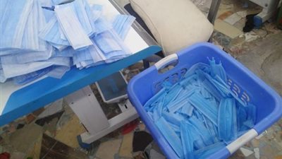 تموين الإسماعيلية تداهم مصنع كمامات غير مرخص .صور