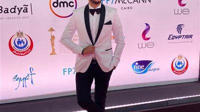 شاهد .. كريم أسامة بإطلالة أنيقة على ريد كاربت القاهرة السينمائي.. صور