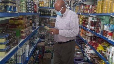 إعدام ربع طن أغذية و 57 لتر مشروبات غير صالحة للاستهلاك الادمي بمدن خليج السويس.. بالصور