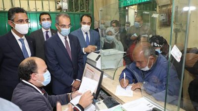وزير الإتصالات يناشد المستفيدين من المنحة عدم التوجه إلى منافذ الصرف إلا بعد إستلام الرسالة النصية على المحمول... صور