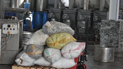 معاصر التنمية المستدامة تنتهي من عصر 90 ألف كيلو لأصناف الزيتون بمطروح