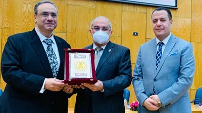 جامعة أسيوط تكرم القاضي بعد محاضرة حول مواجهة الشائعات