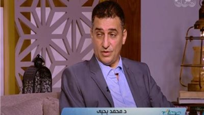 أستاذ جراحة العظام: النوم على البطن لفترة طويلة يسبب مشاكل في الفقرات