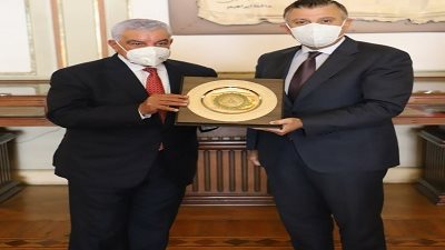 رئيس جامعة عين شمس يكرم زاهي حواس بمقر قصر الزعفران