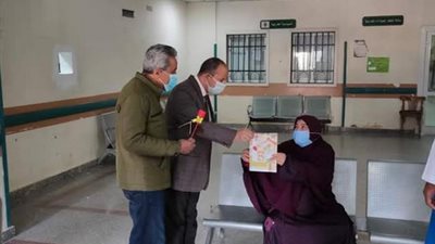 خروج معلمة من مستشفى قفط التعليمى بعد تماثلها للشفاء من فيروس كورونا