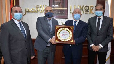 محافظ الأقصر ثمن جهود وقف الفساد واهدي درع المحافظة لرئيس فرع الرقابة الادارية