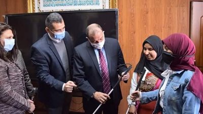 رئيس جامعة بني سويف يسلم ثلاث طالبات من ذوي الهمم العصا البيضاء