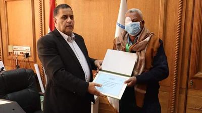 رئيس السكة الحديد يكرم خفير مزلقان اصيب خلال عمله