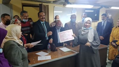 القوى العاملة: تسليم شهادات التخرج للمتدربات علي مهنة التفصيل بالمنوفية