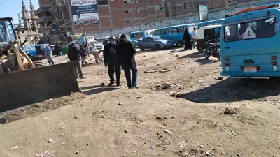 إزالة مواقف السيارات والاكشاك التى تعترض انشاء كوبرى نادى المعلمين بقويسنا