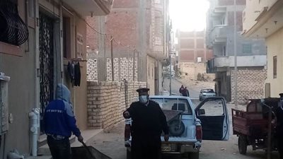رئيس مدينة مرسى مطروح يوقف تعلية أدوار مخالفة ويتحفظ علي معدات البناء .صور