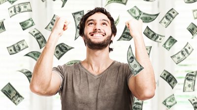 تحول لمليونير بين عشية وضحاها.. يكسب ربع مليار دولار من ورقة يانصيب