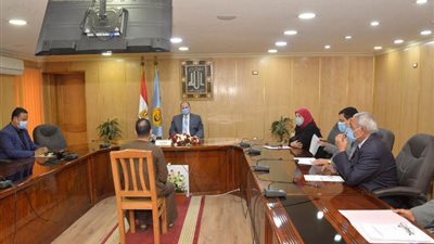 محافظ أسيوط يؤكد على ضرورة التواصل مع المواطنين ويأمر بصرف إعانات عاجلة وبحث الشكاوى والطلبات المقدمة