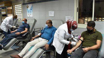 بتبرعه بالدم .. محافظ أسوان يطلق مبادرة 
