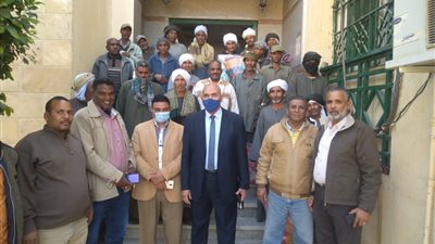 رئيس مركز القرنة يلتقى عمال النظافة
