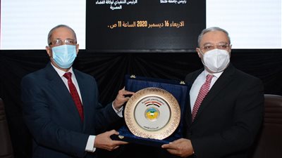 رئيس جامعة طنطا يكرم الرئيس التنفيذي لوكالة الفضاء المصرية