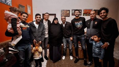 سيظل اسمه خالدا في قلوبهم.. عبدالحفيظ ونجوم الأهلي في زيارة لأسرة عبدالوهاب
