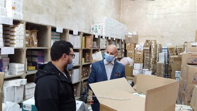 وكيل وزارة الصحة بالشرقية يتفقد سير العمل بمخزن الإمداد الدوائي بالصيادين