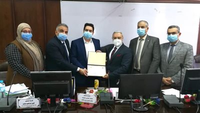 رئيس جامعة طنطا يكرم الطالب الفائز بمسابقة 
