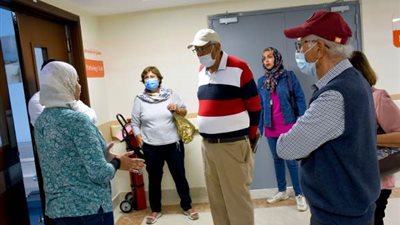 وزير البترول الأسبق يدعم مرضى السرطان بمستشفى شفاء الأورمان بالأقصر