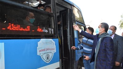 وقف سيارات الإنجليزية لنقل الركاب لعدم اتباع الإجراءات الاحترازية-صور