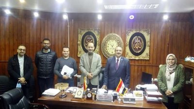 وكيل تعليم مطروح يناقش سبل تذليل العقبات بالمدارس المجتمعية
