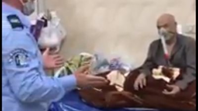 فرد أمن بمستشفى صدر شبين ينشد فى مدح الرسول الكريم للتخفيف عن مرضى كورونا.. فيديو