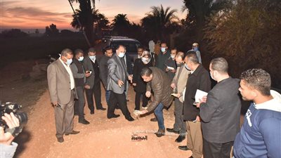 محافظ أسيوط يتفقد أعمال إنشاء بواتين لمدخل طريق الدير المحرق وأعمال رصف طريق كاروت/مير بطول 4.2 كم