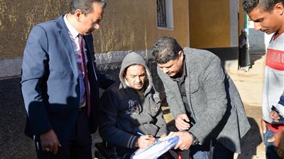 الهوارى مجلس الشيوخ بقنا يهدى شاب قعيد كرسي كهربائي