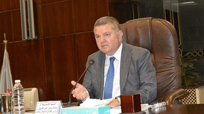 وزير قطاع الأعمال يكشف سعر وموعد طرح السيارة الكهربائية بالسوق