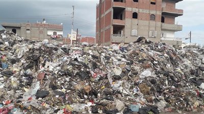 جبال القمامة تحاصر سكان سمنود ورئيس المدينة اخر من يعلم !! صور