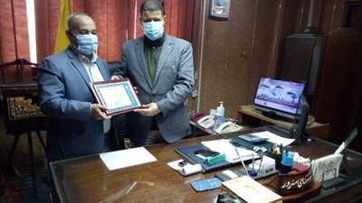 رئيس مدينة أشمون يكرم المحاسب حسن الدماصي لبلوغه سن التقاعد