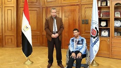لحصوله على ميداليتين تكريم طالب من ذوي الهمم بالسويس