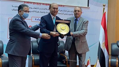 الفريق مهاب مميش : الرئيس السيسي شايل علي عاتقه حمل كبير أن تظل مصر دائماً في المقدمة