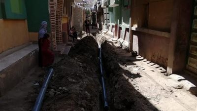 محافظ بني سويف يستعرض تقريرا بمساهمات