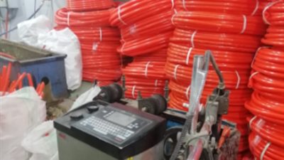 جهاز حماية المستهلك يضبط مصنع لإنتاج الخراطيم والأسلاك الكهربائية يقوم بتقليد علامة تجارية شهيرة بالقليوبية .