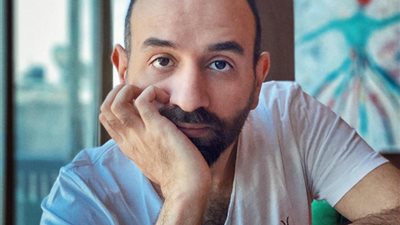 قلوبهم لم تتحمل مهنة تقصر العمر.. تعليق مؤثر من عمرو سلامة بعد رحيل ثلاث مخرجين