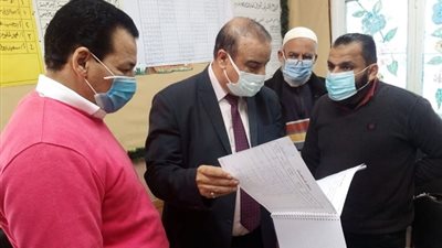 وكيل تعليم مطروح يشدد على ارتداء الطلاب والمعلمين الكمامات.. ويكرم معلمتى فصل