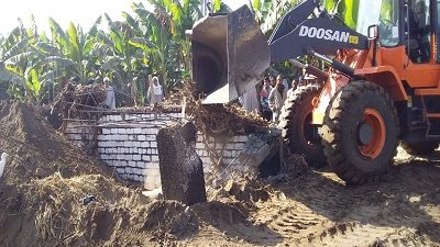 إزالة حالة تعد بالبناء على أرض زراعية بالزينية شمال الأقصر