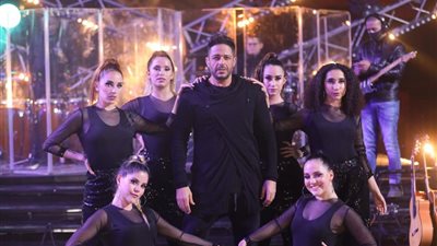 حماقي يخطف أنظار العالم من قلب الأهرامات في رأس السنة .. صور