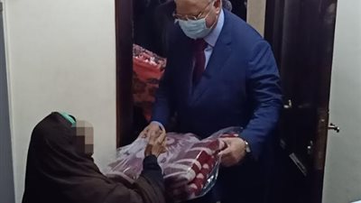 محافظ القاهرة يقدم الهدايا لمسكان المحروسه بمناسبة العام الجديد