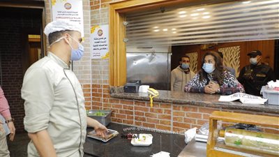 محافظ دمياط تتابع التزام المطاعم والكافيتريات بالإجراءات الوقائية و الإحترازيةوتأمر بغلق مطعمين مخالفين